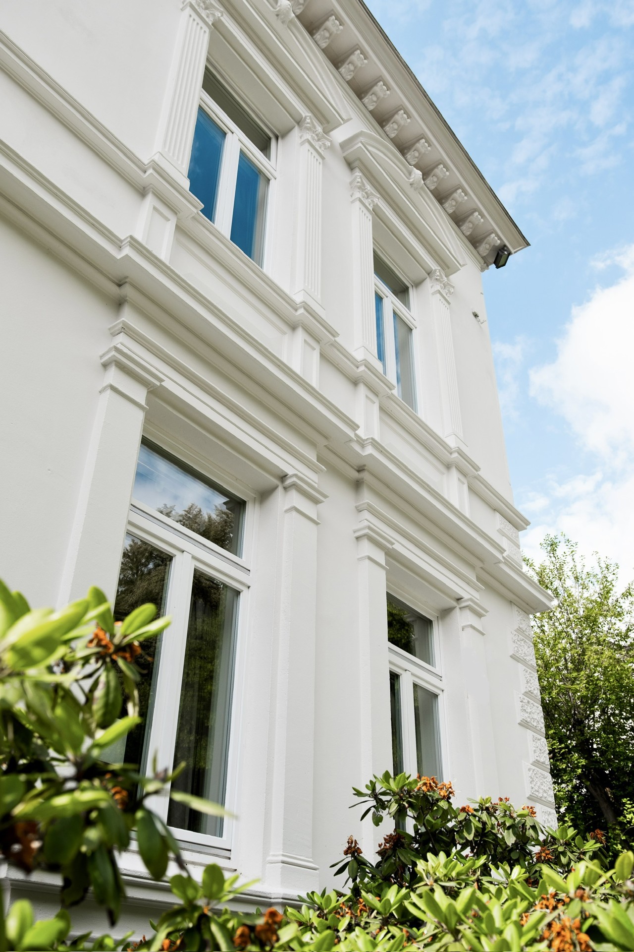 Janus Immobilien Herford, Bad Salzuflen, Hiddenhausen, Bünde und in der Region OWL, alte weisse Villa, Rhododendren vor Fenster