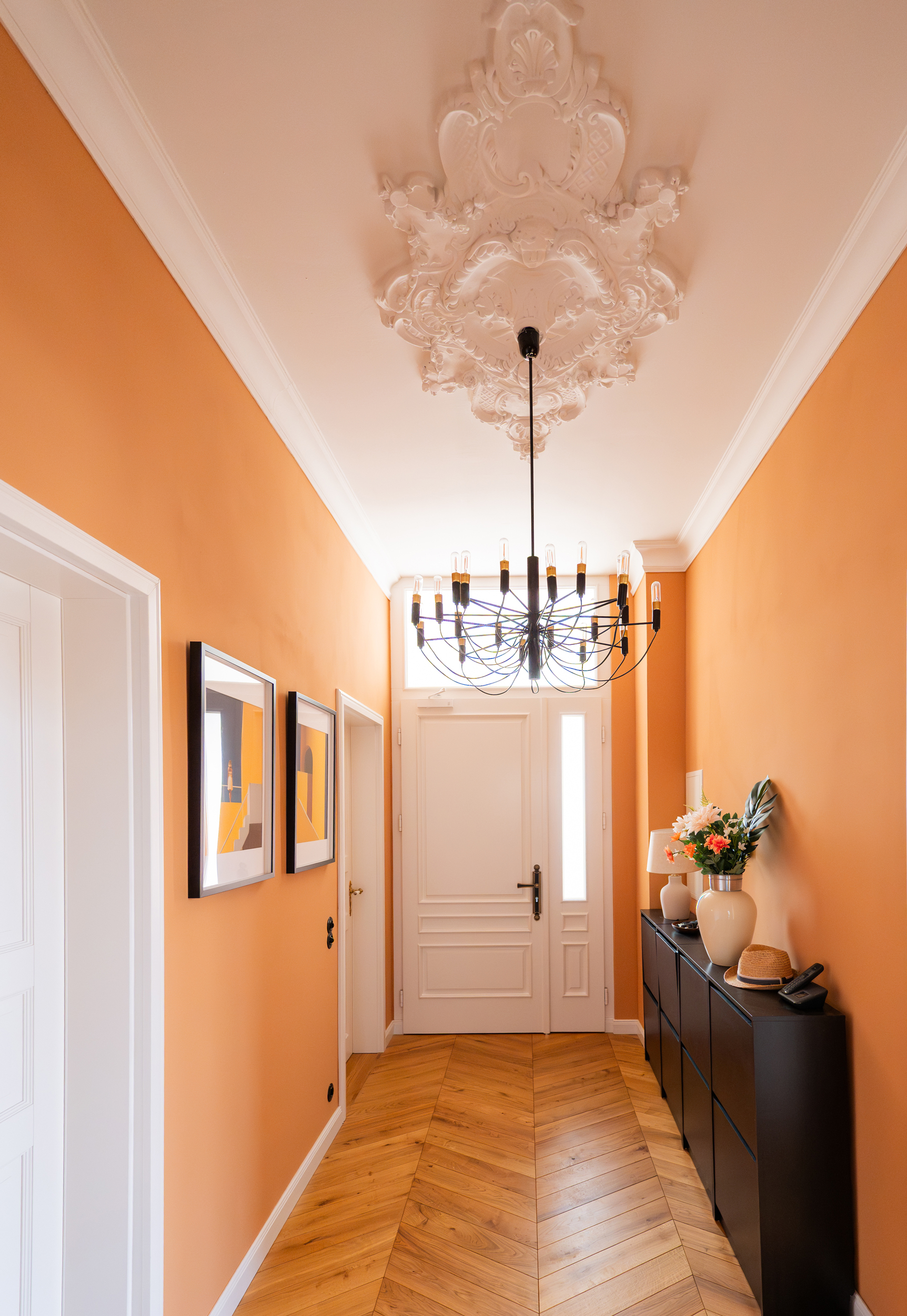 Janus Immobilien Herford, Bad Salzuflen, Hiddenhausen, Bünde und in der Region OWL, Flur in Apricot gestrichen, in alter Wohnung mit Stuck unter der Decke
