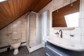 Badezimmer - Charmante 2-Zimmer-Dachgeschosswohnung mit Balkon und Einbauküche