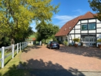 Einfahrt / Außenansicht - Traumhaftes Landhaus in Alleinlage mit Fernblick, Schwimmteich & Saunahaus