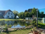 Schwimmteich - Exklusives Landhausanwesen in Alleinlage – Fernblick, Privatstraße, Schwimmteich und Saunahaus