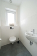WE2: Gäste-WC - KfW-70 Zweifamilienhaus mit versetzten Doppelhaushälften | Energieeffizienzklasse B
