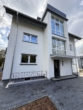 Hauseingang / Rückseite - Erstbezug! 2,5-Zi.-Wohnung am Herforder Stiftberg | 2 Balkone, EBK, Stellplatz